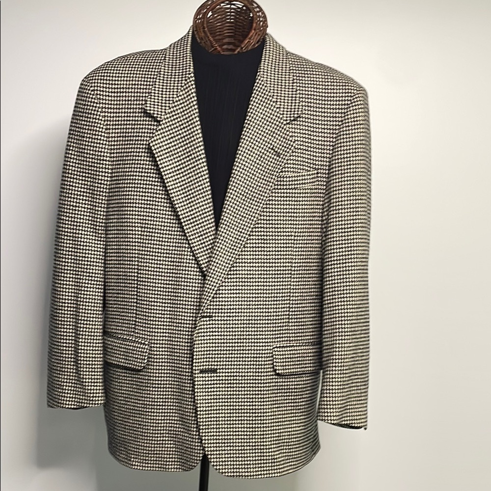 Striking Black & White Houndstooth Pattern Sport Coat